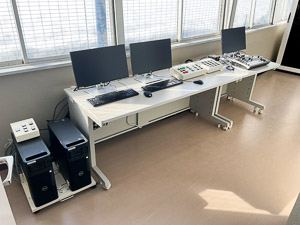 スコアボード操作室の制御盤・表示制御用PC