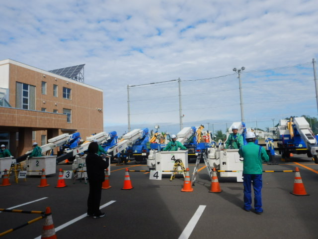 高所作業車と作業員の様子